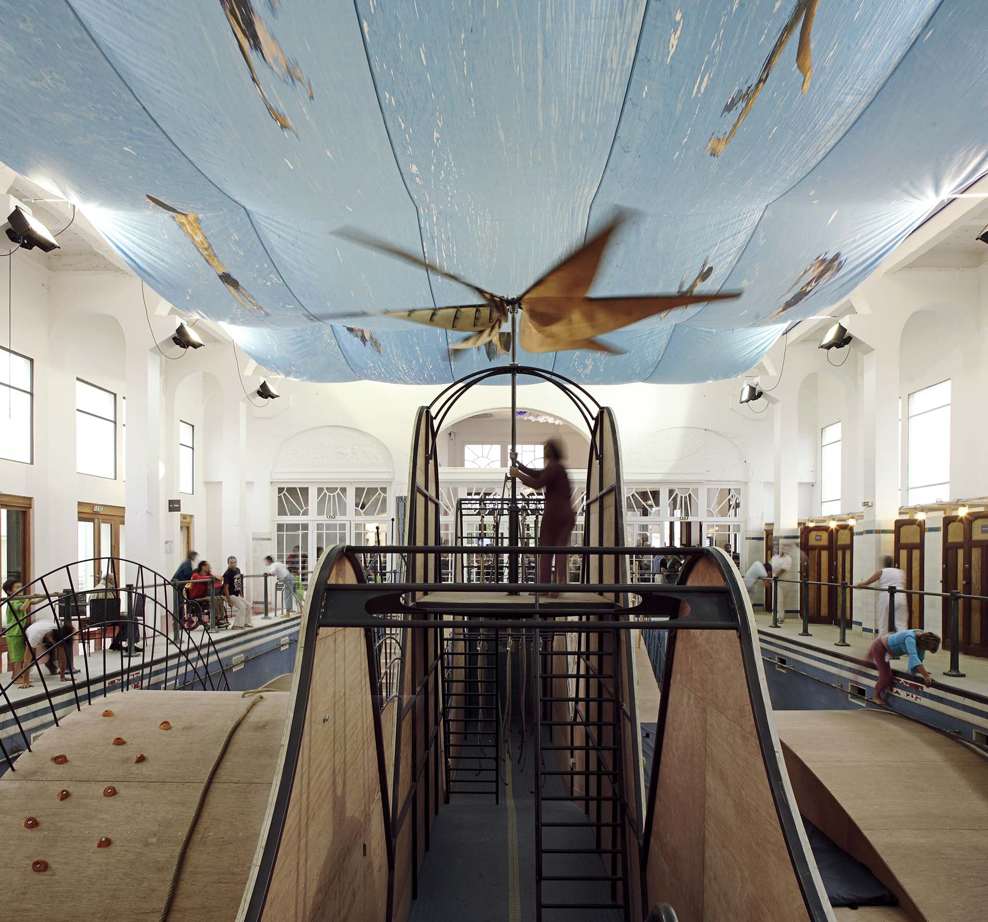 Aire de jeux dans l'ancienne piscine art-déco de Bègles