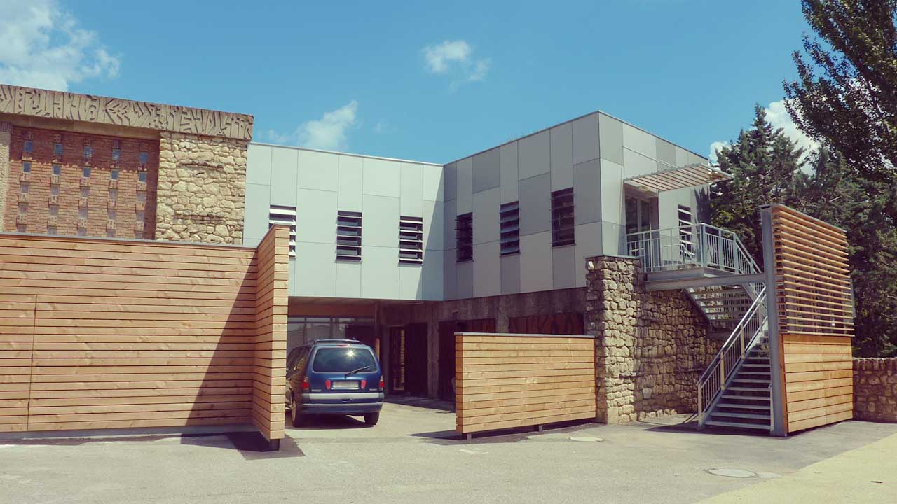 Castel Luberon, Apt, extension ossature bois, bardage Trespa, escalier galvanisé, brise soleil