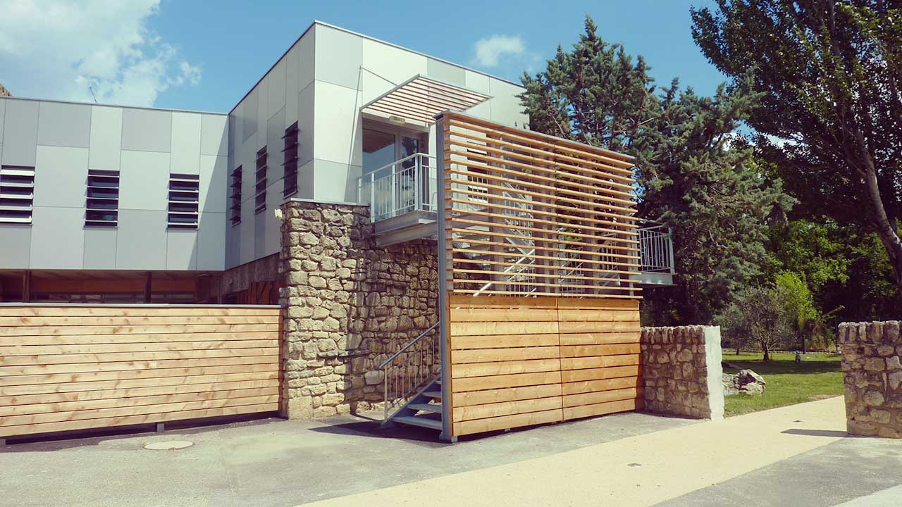 Castel Luberon, Apt, extension ossature bois, bardage Trespa, escalier galvanisé, brise soleil