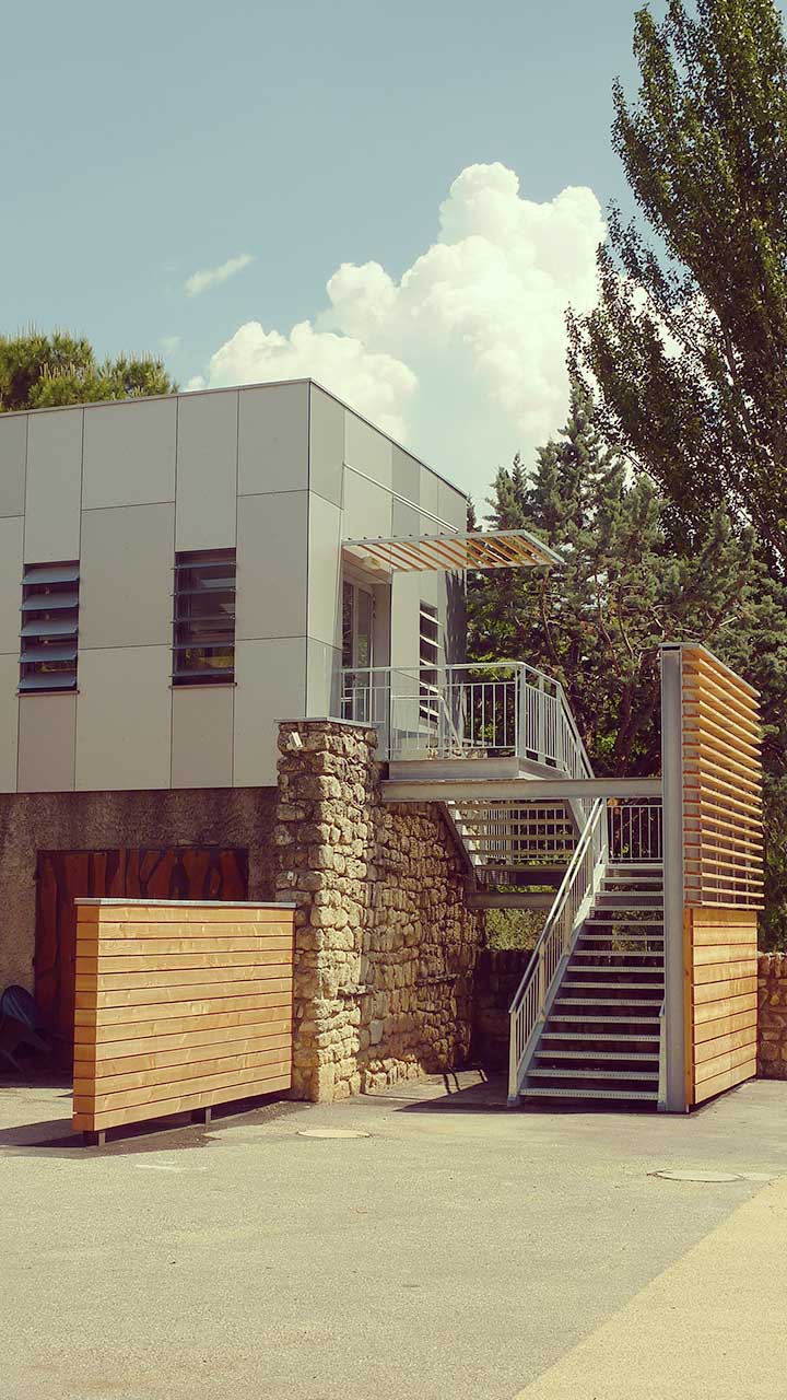 Castel Luberon, Apt, extension ossature bois, bardage Trespa, escalier galvanisé, brise soleil