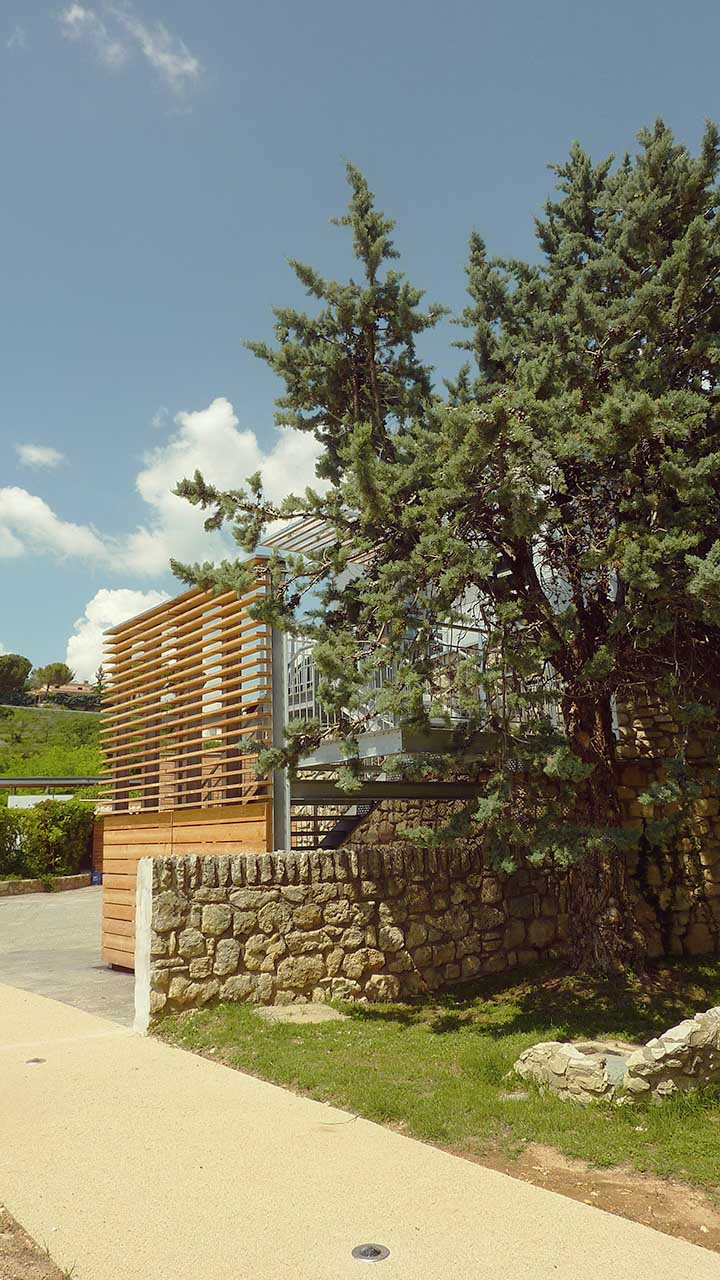 Castel Luberon, Apt, extension ossature bois, bardage Trespa, escalier galvanisé, brise soleil