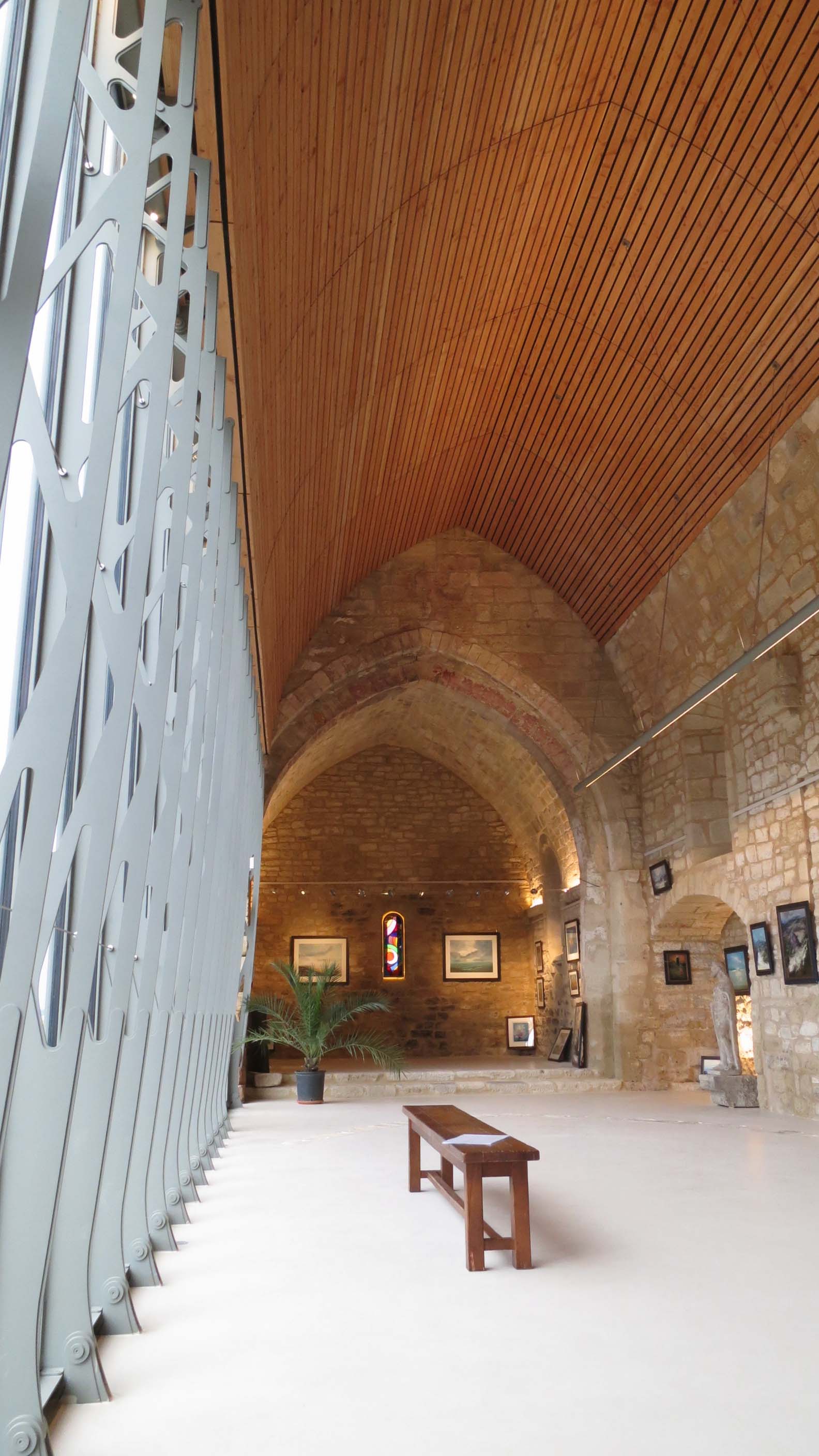 Eglise Vachères, charpente en ogive, façade mur-rideau, terrasse bois, garde-corps et portail. C-Cube