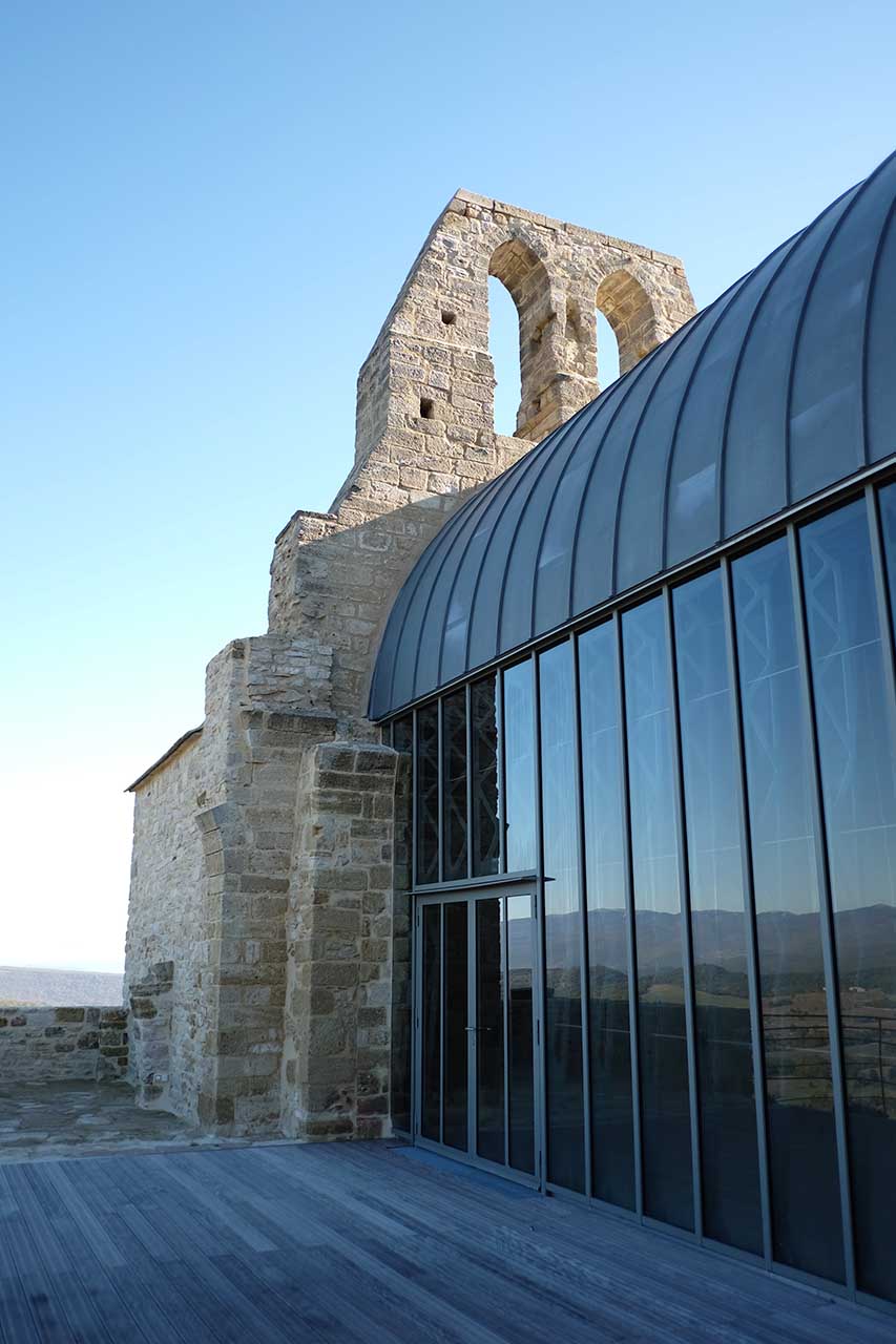 Eglise Vachères, charpente en ogive, façade mur-rideau, terrasse bois, garde-corps et portail. C-Cube