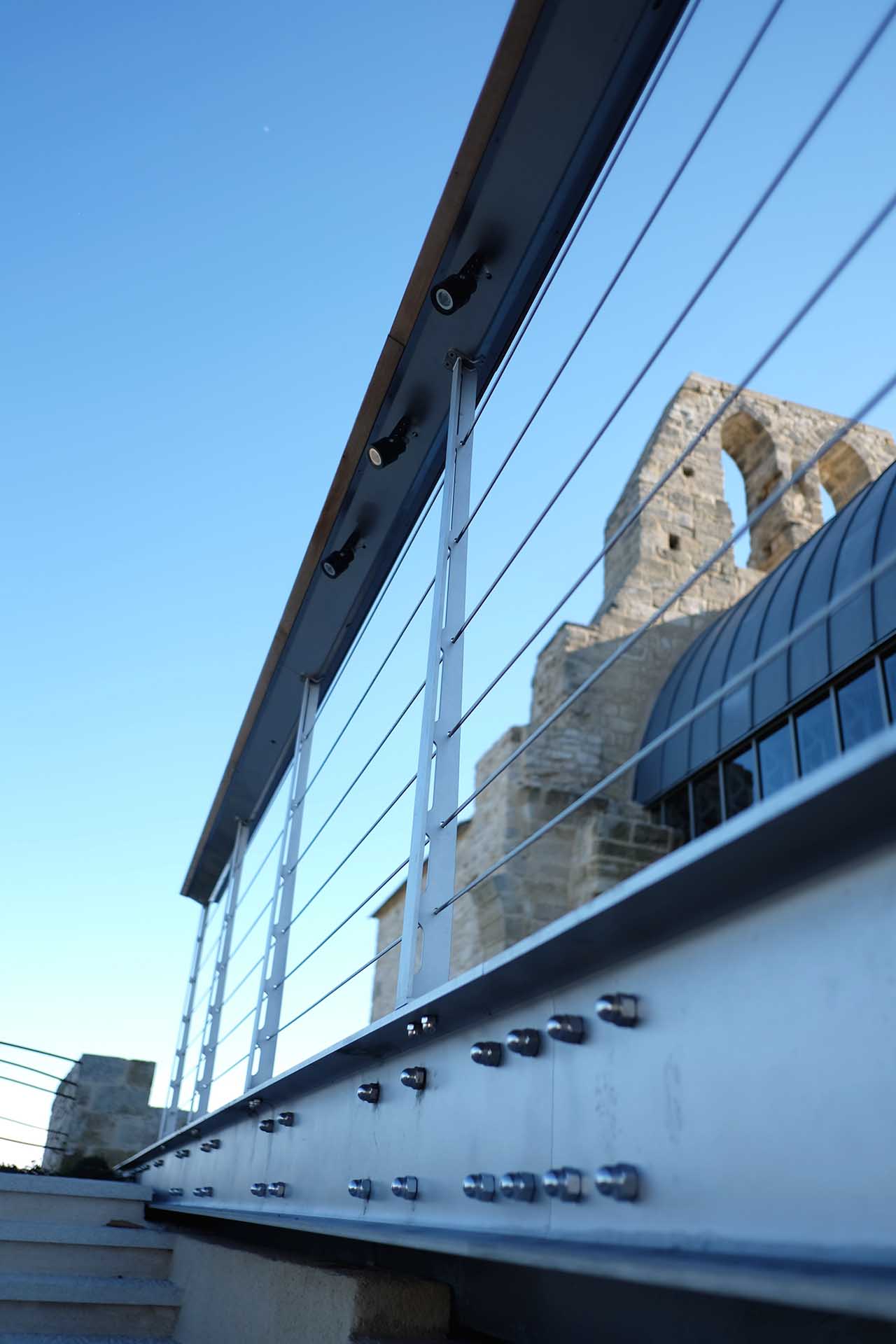 Eglise Vachères, charpente en ogive, façade mur-rideau, terrasse bois, garde-corps et portail. C-Cube