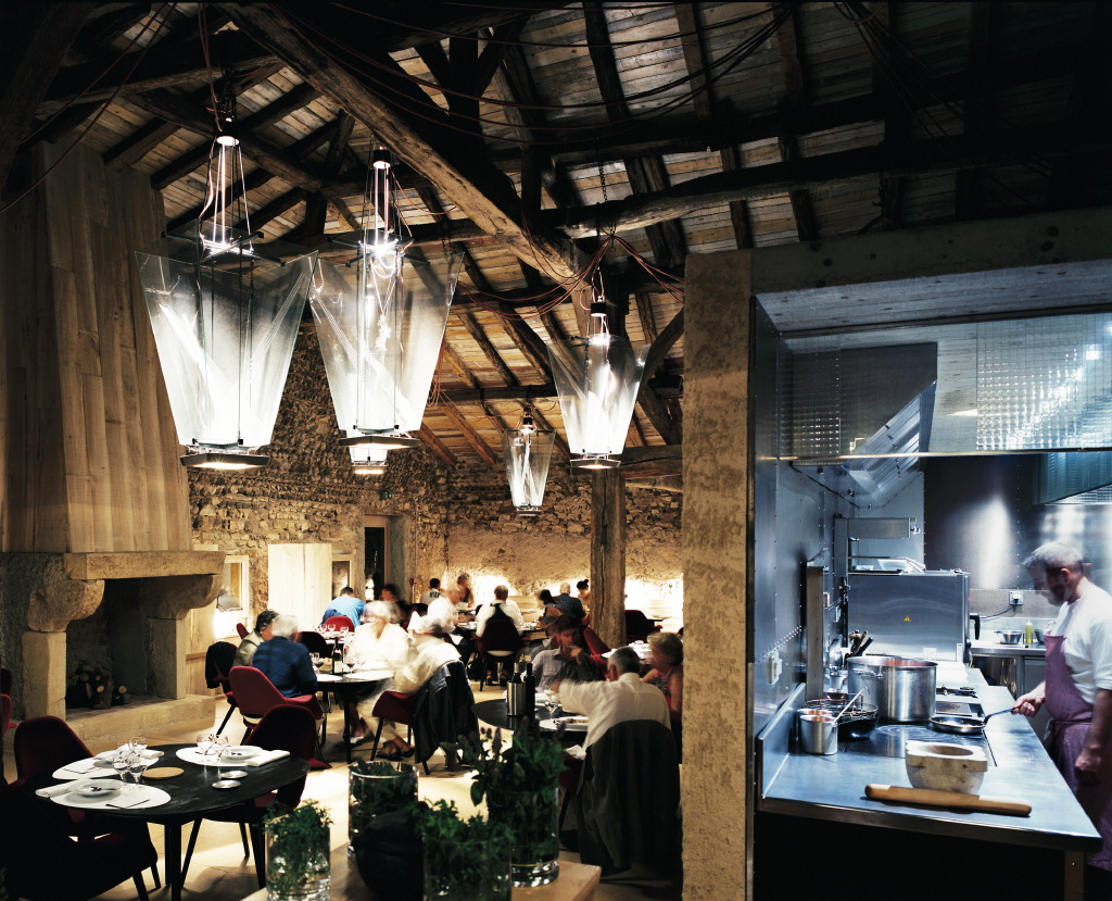 lustres en verre au restaurant La colline du Colombier, Troisgros