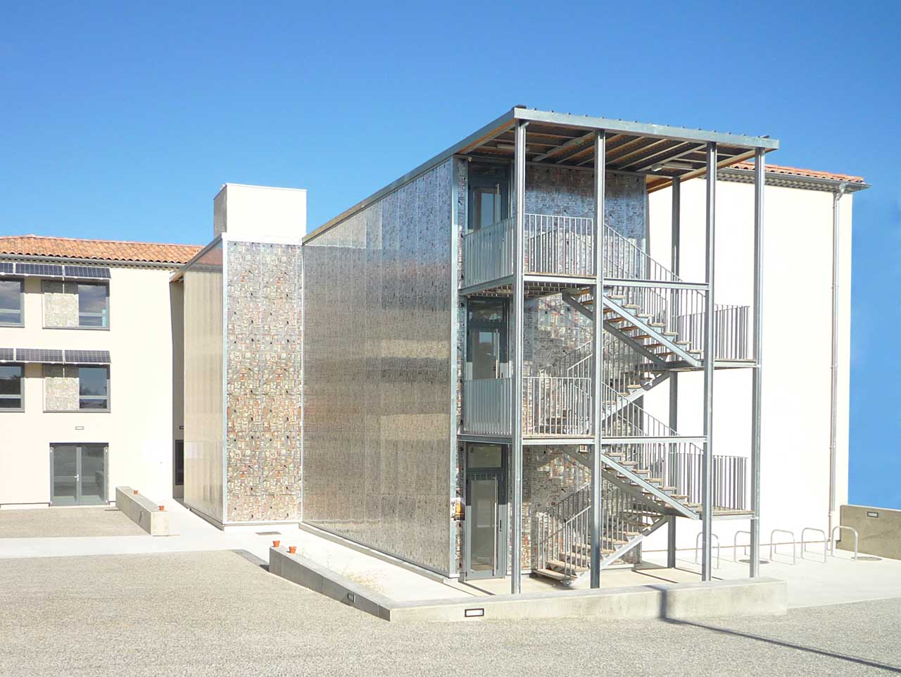 Maison des Métiers du Livre Forcalquier, escalier, coursives, garde-corps et bardage polycarbonate sérigraphié