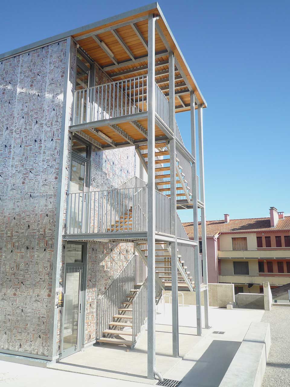 Maison des Métiers du Livre Forcalquier, escalier, coursives, garde-corps et bardage polycarbonate sérigraphié