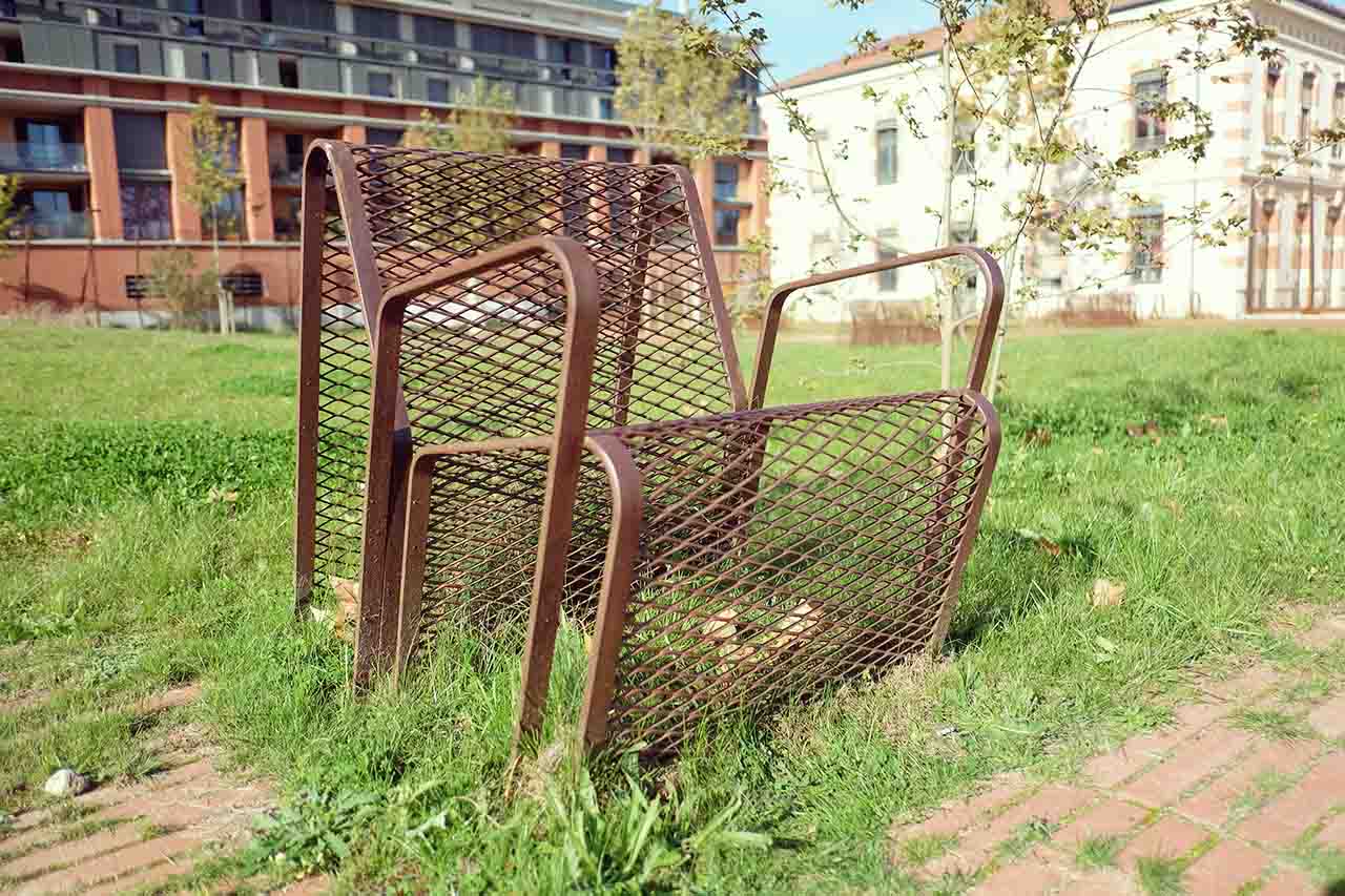 mobilier urbain en métal déployé corten, bancs, tables, sièges, pergola, portails