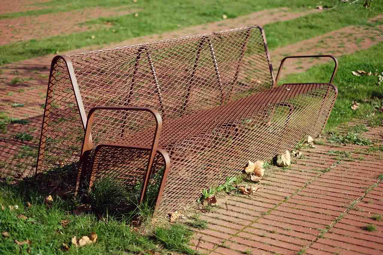 mobilier urbain en métal déployé corten, bancs, tables, sièges, pergola, portails