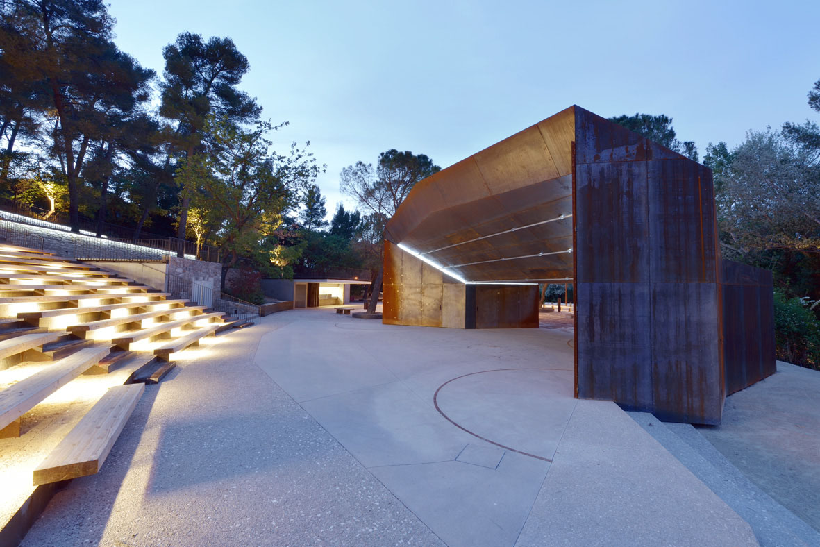 Théâtre de verdure, ossature bois, couverture corten, mobilier urbain, bancs, gradins