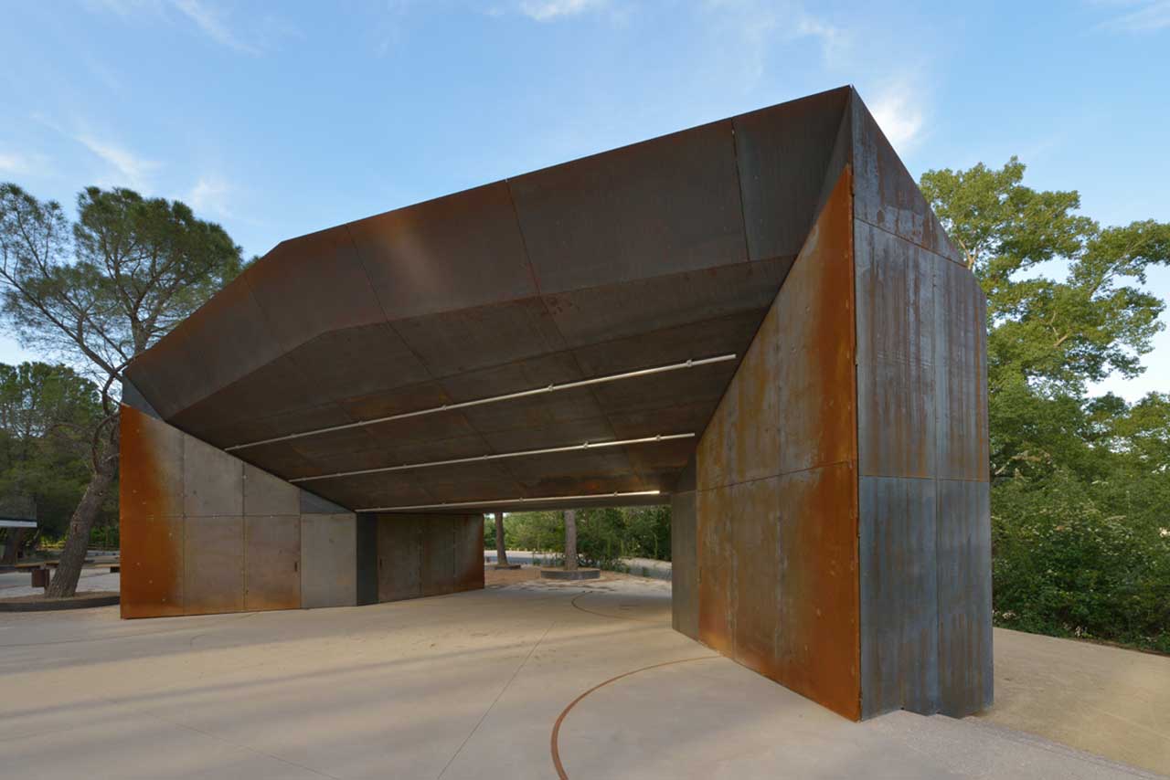 Théâtre de verdure, ossature bois, couverture corten, mobilier urbain, bancs, gradins