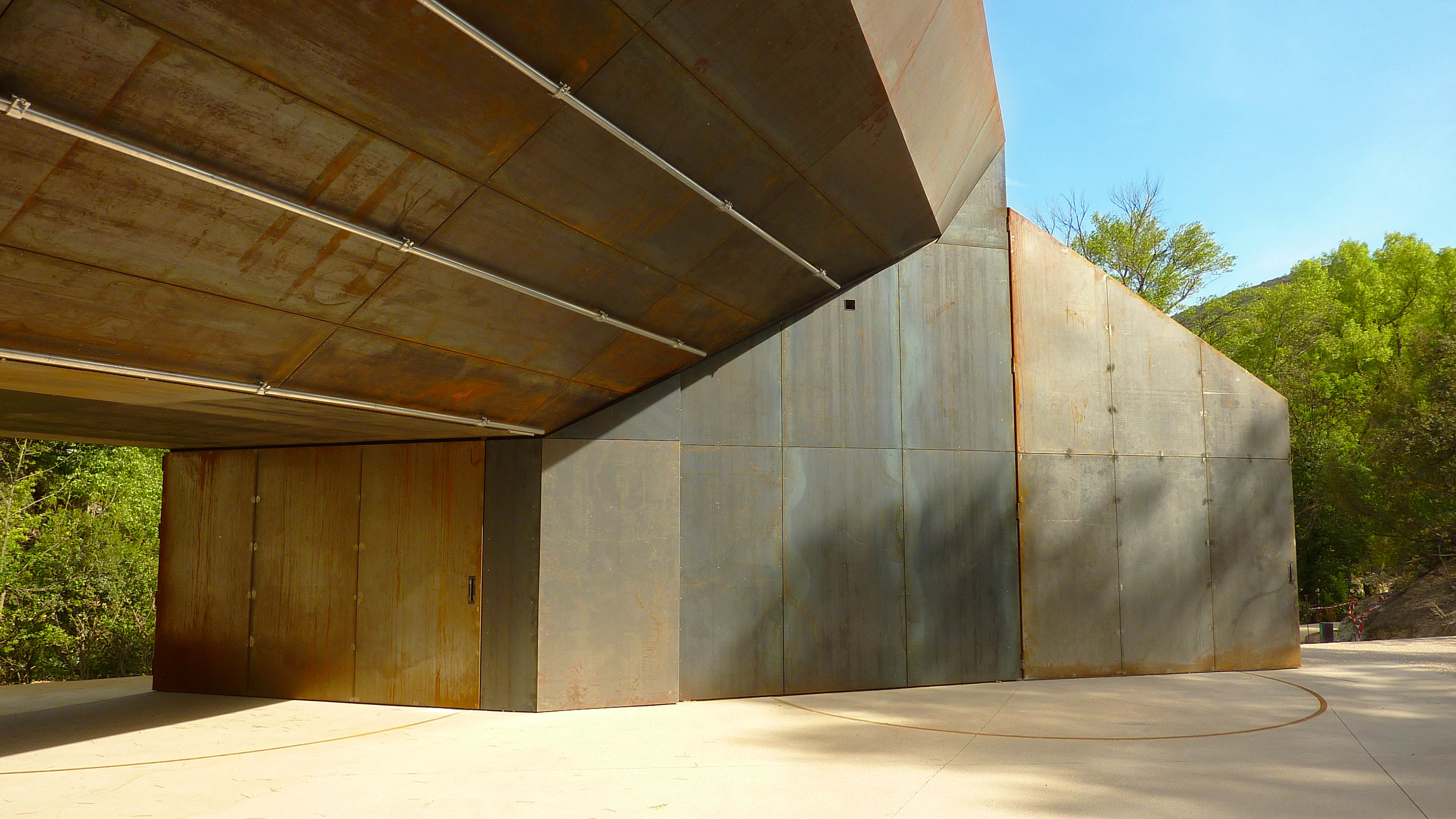 Théâtre de verdure, ossature bois, couverture corten, mobilier urbain, bancs, gradins