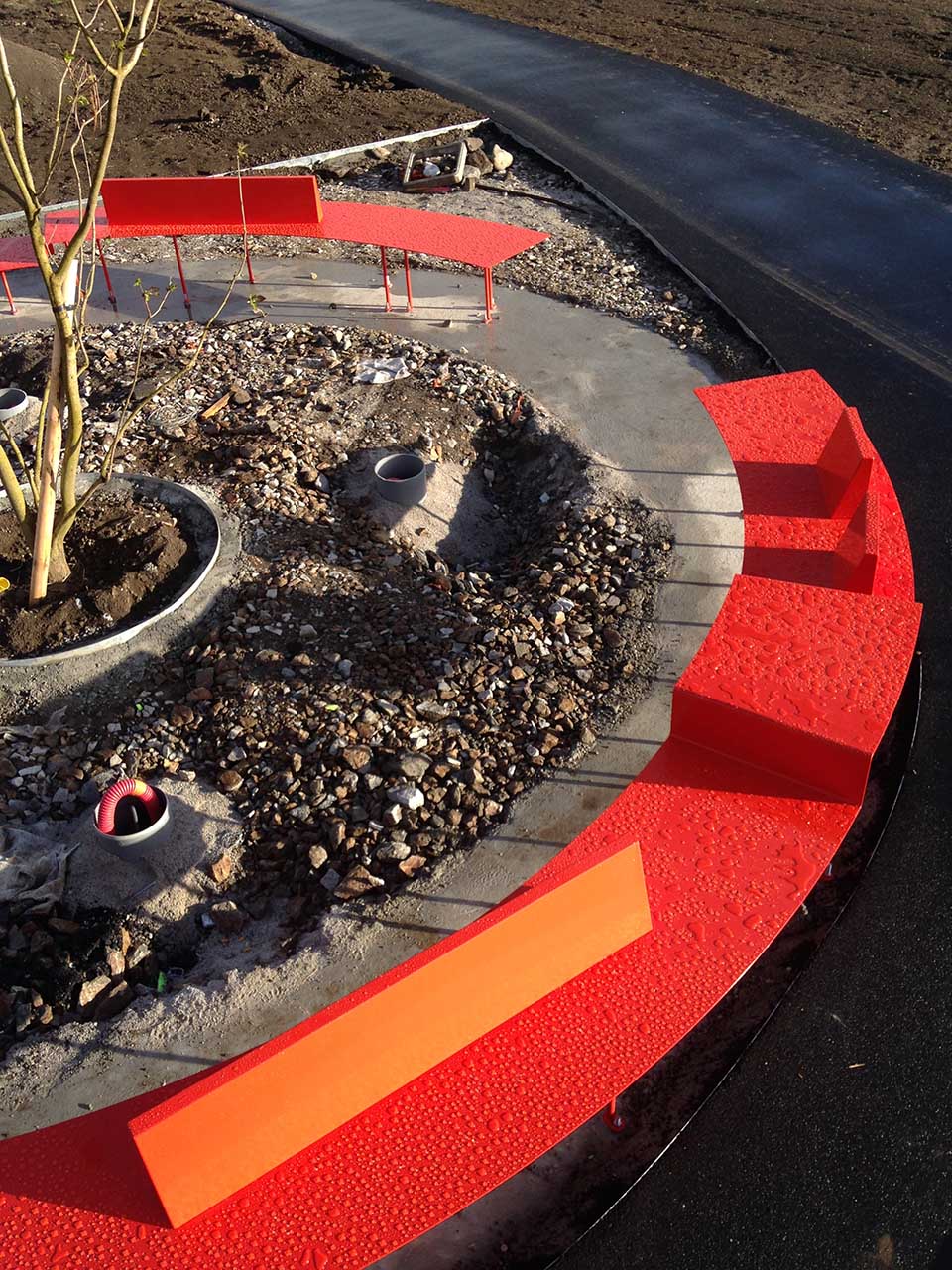 mobilier urbain au parc de l'Ondaine de Unieux : banc à palabre, balançoires, abris-folies