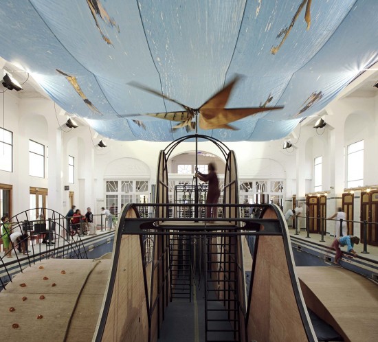 Aire de jeux dans l'ancienne piscine art-déco de Bègles