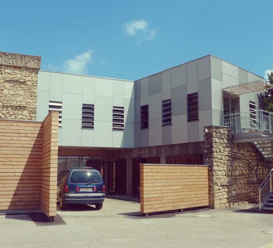 Castel Luberon, Apt, extension ossature bois, bardage Trespa, escalier galvanisé, brise soleil