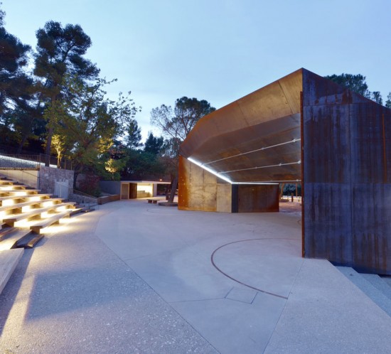 Théâtre de verdure, ossature bois, couverture corten, mobilier urbain, bancs, gradins